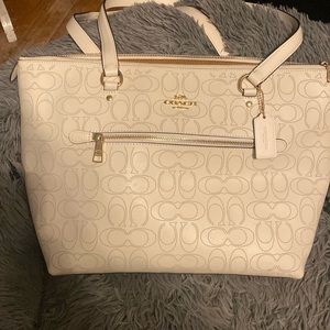 White Coach Purse brand new w tag has grey color C’s as the pattern